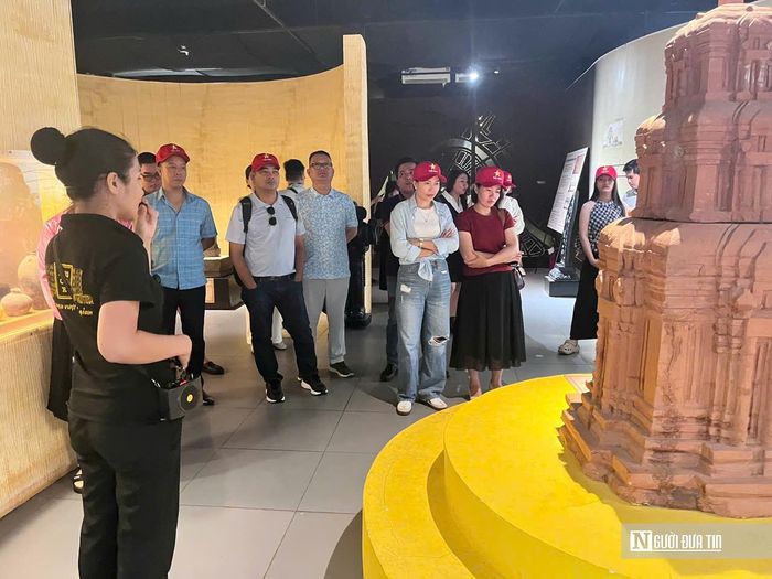 Đoàn famtrip khảo sát các điểm đến du lịch ở Lâm Đồng.