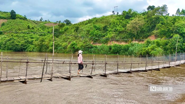 Cầu treo bắc qua sông Đăk Snghé ở Kon Vi Vàng, xã Đăk Kôi.