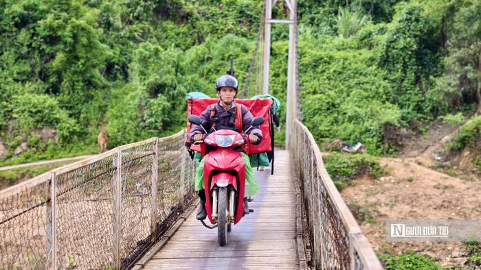 Đa phần cầu treo chỉ vừa đủ một phương tiện qua lại.