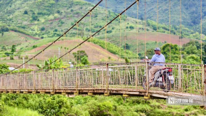 Toàn tỉnh hiện có hơn 400 cầu treo dân sinh, trong đó 378 cầu tập trung ở khu vực miền núi phía tây.