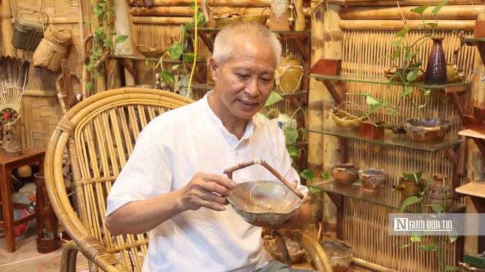 Nghệ nhân Hoàng Văn Hạnh luôn mày mò sáng tạo ra các sản phẩm mới để đáp ứng nhu cầu của khách quốc tế.