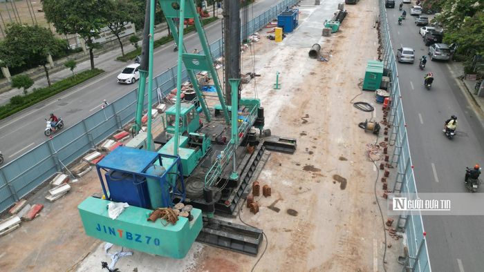 Ghi nhận tại hiện trường cho thấy khu vực bên trong hàng rào đã được huy động nhiều máy móc, thiết bị cùng công nhân làm việc.