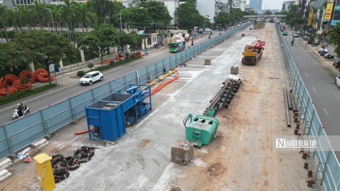 Đoạn đường Văn Cao trước sân vận động Quần Ngựa, phạm vi công trường kéo dài khoảng 476m, bao gồm dải phân cách giữa và một phần lòng đường. Đây là hạng mục mở đầu cho quá trình thi công phần ngầm của tuyến metro số 5, dự án được kỳ vọng sẽ tăng cường kết nối khu vực trung tâm với cửa ngõ phía Tây Thủ đô trong tương lai.