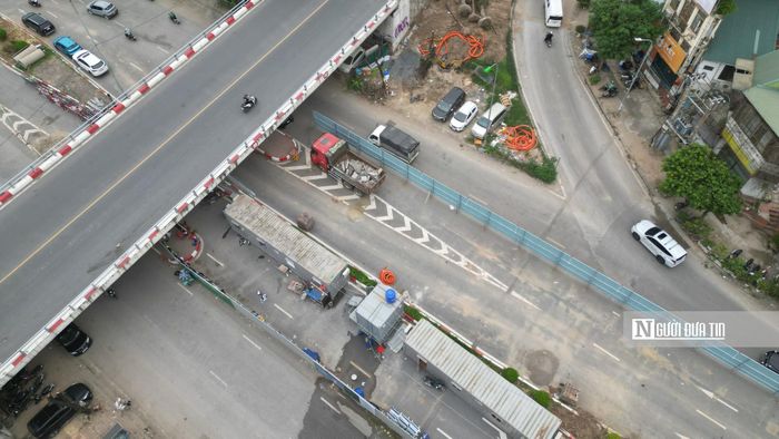 Hướng từ Văn Cao đi Nguyễn Chí Thanh còn khoảng 3 làn xe, chiều ngược lại về phía Hồ Tây còn khoảng 2 làn xe.