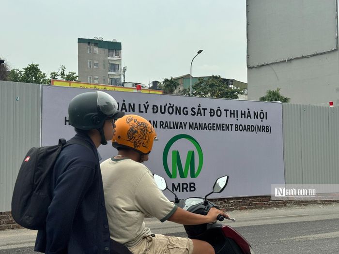Hệ thống rào tôn kiên cố được lắp đặt dọc tuyến nhằm tách biệt hoàn toàn khu vực thi công với phần đường dành cho phương tiện lưu thông. Theo phương án được phê duyệt, thời gian rào chắn và tổ chức giao thông phục vụ thi công ga S1 đến hết ngày 15/4/2027.