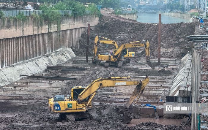 Trong ảnh là 1 đoạn kênh La Khê đang được tiến hành nạo vét lòng kênh, hoàn thiện kết cấu bê tông và hệ thống hạ tầng kỹ thuật.
