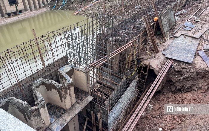 Nhiều đoạn kênh đang được tập trung thi công các hạng mục như kè bờ.