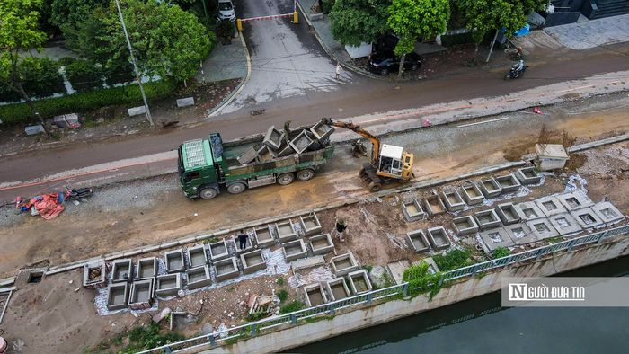 Hiện công trường kênh La Khê duy trì thi công liên tục với nhiều máy móc và thiết bị cơ giới hoạt động suốt cả ngày.