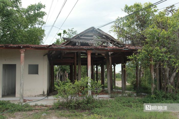 Các căn nhà trong dự án tan hoang do không được sử dụng, sửa chữa.