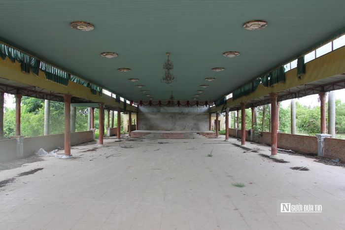 Ghi nhận vào ngày 15/7/2026, các hạng mục đã xây dựng không còn sử dụng trong thời gian dài, dẫn đến xuống cấp nghiêm trọng. Trong đó, khu nhà hàng tổ chức tiệc cưới rộng cả nghìn m2 nhếch nhác theo thời gian.