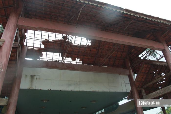 Nhiều hạng mục đã xuống cấp. Trong đó phần mái sau khi trải qua nhiều cơn bão đã bị hư hỏng nặng nề, thủng lỗ chỗ.