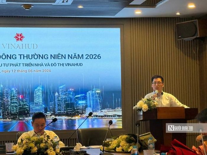 Phó Tổng Giám đốc Vinahud Phan Anh Tuấn trả lời cổ đông tại Đại hội.