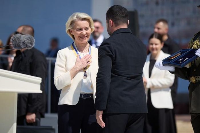 Chủ tịch Ủy ban châu Âu Ursula von der Leyen nhận “Huân chương châu Âu” do Tổng thống Ukraine Volodymyr Zelensky trao, ở Kiev, ngày 15/7/2026. Ảnh: President.gov.ua