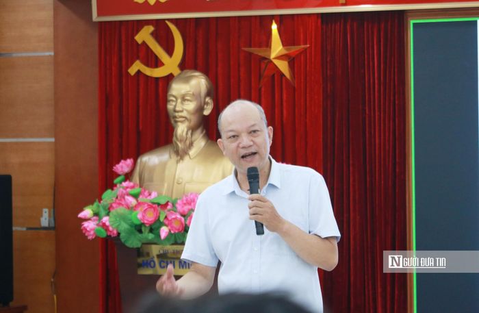 Luật gia Trịnh Quang Chiến - Giám đốc Trung tâm Tư vấn pháp luật và Chính sách về y tế HIV/AIDS trình bày bài giảng tại hội nghị. 