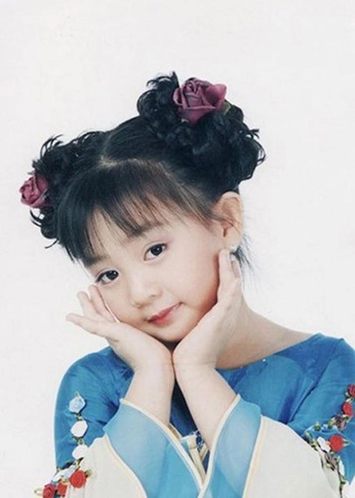 Hình ảnh ca sĩ Xuân Mai lúc bé. Ảnh: NVCC.