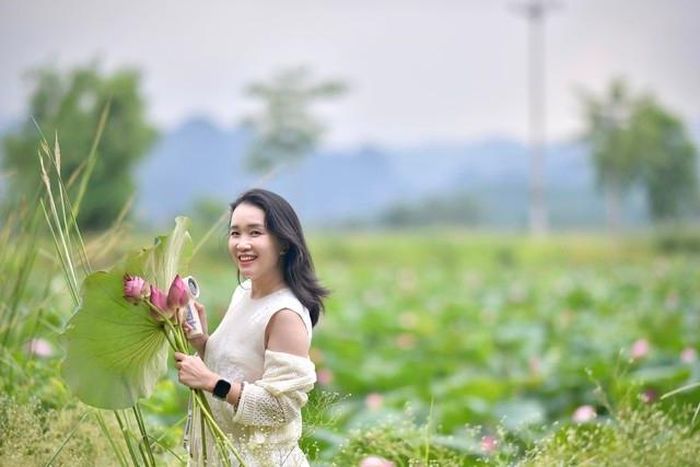 Mùa sen về nhiều du khách tìm đến check-in, trải nghiệm (Ảnh: Du lịch cộng đồng Mường Cốc).