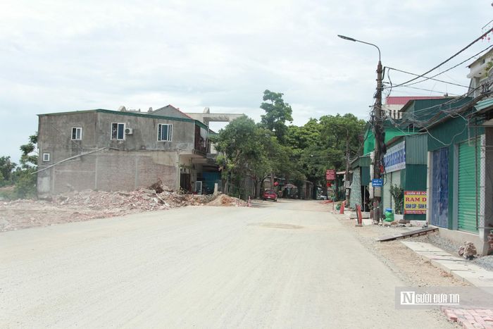 Ghi nhận của phóng viên vào ngày 15-16/7/2026, dự án vẫn chưa thể hoàn thành. Trong đó, tại tuyến đường Sông Cày thuộc xã Thạch Hà (thuộc hợp phần xây dựng hạ tầng ứng phó với biến đổi khí hậu, tiêu thoát lũ, vệ sinh môi trường), nhiều đoạn đang thi công dở dang, phần còn lại vẫn chưa thể tiến hành xây dựng.