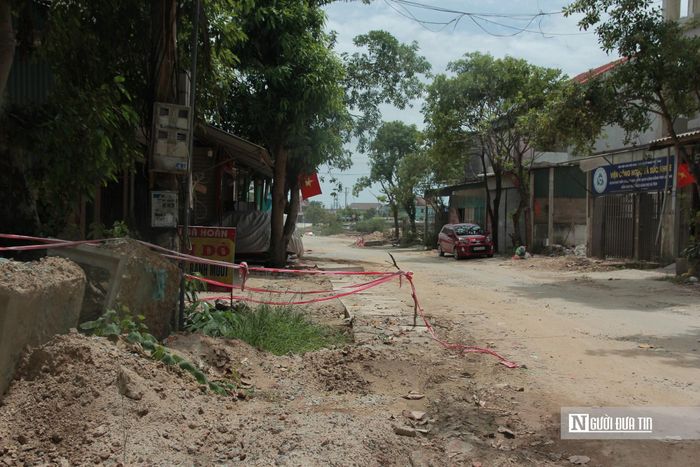 Trao đổi với Người Đưa Tin vào ngày 16/7/2026, ông Nguyễn Văn Sáu, Chủ tịch xã Thạch Hà, cho biết, địa phương vừa phê duyệt phương án giá đất cụ thể để tính tiền bồi thường khi Nhà nước thu hồi đất và phê duyệt phương án bồi thường, hỗ trợ thực hiện Tiểu dự án đầu tư xây dựng cải thiện cơ sở hạ tầng đô thị Thạch Hà, thuộc Dự án “Cải thiện cơ sở Hạ tầng đô thị nhằm giảm thiểu tác động của biến đổi khí hậu cho 4 tỉnh ven biển Bắc Trung Bộ”. “Cơ bản các hộ dân đã đồng ý với phương án bồi thường, hiện chỉ còn vài hộ đang tìm chỗ ở để bàn giao mặt bằng”, Chủ tịch xã Thạch Hà cho hay.