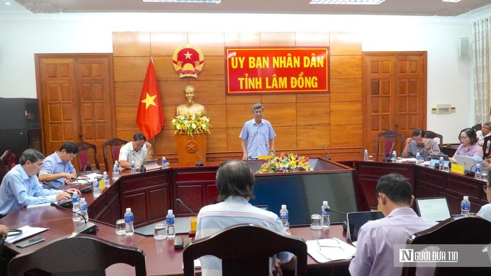 Quang cảnh cuộc họp.