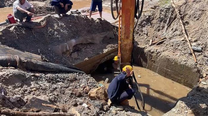 Hiện trường khắc phục sự cố. Ảnh: Hoàng Trung.