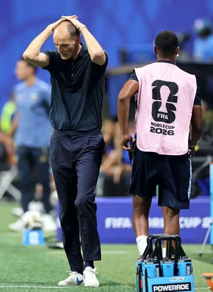 HLV Tuchel ôm đầu sau khi đội Argentina ghi bàn thắng quyết định ở phút bù giờ. Ảnh: Sohu.