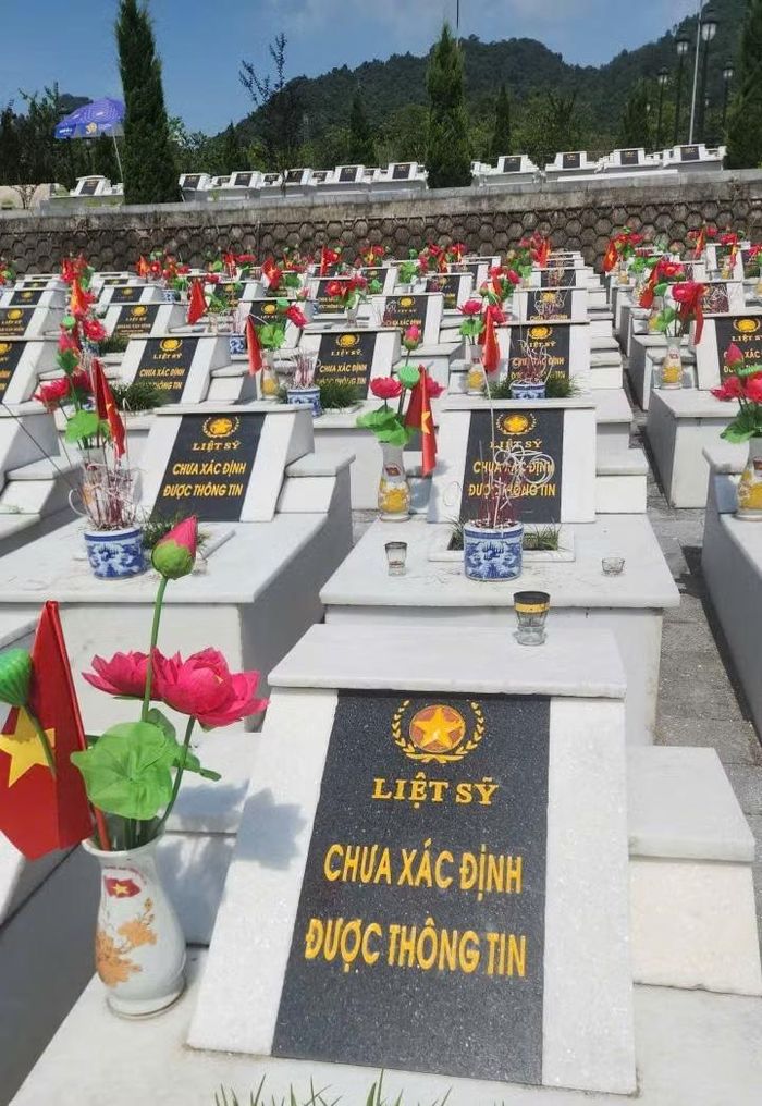 Mong sao một ngày không xa trong các nghĩa trang liệt sĩ sẽ không còn những bia mộ vô hồn thế này nữa. Ảnh: Thu Thủy.