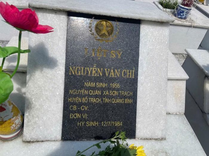 Tấm bia mộ thiếu thông tin của tiểu đoàn trưởng Nguyễn Văn Chỉ tại Nghĩa trang liệt sĩ Vị Xuyên, Ảnh: Trần Côn Sơn.