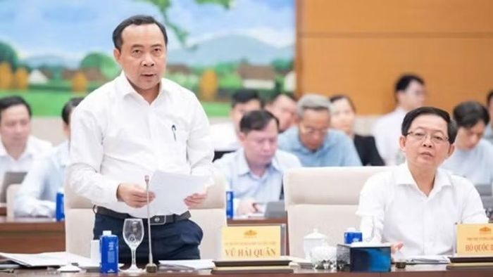 Bộ trưởng Vũ Hải Quân cho biết các dự thảo luật tiếp tục đơn giản hóa thủ tục hành chính, tạo điều kiện đầu tư kinh doanh và ngành nghề đầu tư kinh doanh có điều kiện. Ảnh: Quochoi.vn.