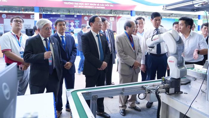 Chủ tịch UBND tỉnh Gia Lai Phạm Anh Tuấn (đứng giữa, hàng đầu) và lãnh đạo bộ ngành, địa phương tham quan gian hàng trong hội nghị. Ảnh: Tùng Lâm.