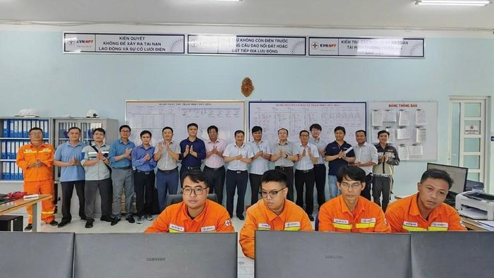 Các đơn vị liên quan chứng kiến thời khắc đóng điện dự án. Ảnh: EVNNPT