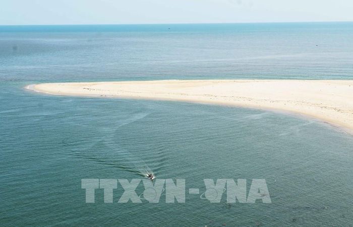 Doi cát trắng mịn, uốn lượn ở bờ Nam cửa biển Thuận An, thành phố Huế. Ảnh: Nguyên Lý - TTXVN