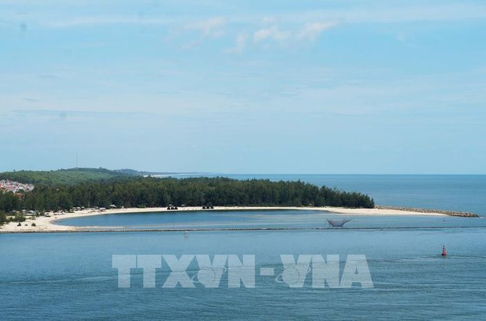 Bãi tắm hình bán nguyệt ở bờ Bắc cửa biển Thuận An, thành phố Huế. Ảnh: Nguyên Lý - TTXVN