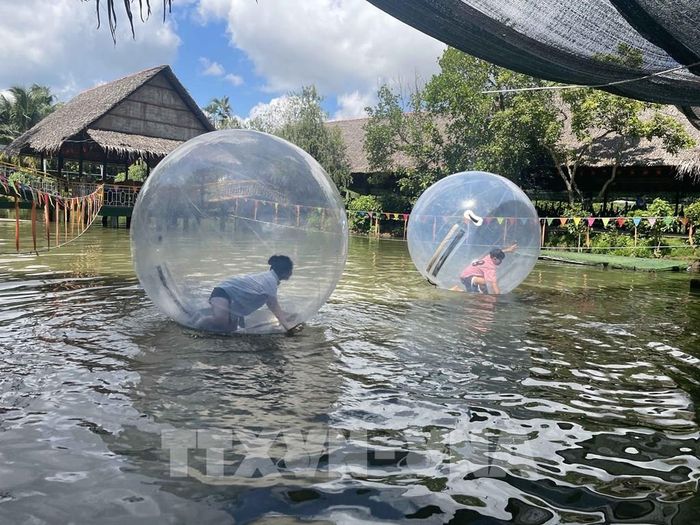 Du khách đến tham quan, vui chơi điểm Du lịch Cồn Phụng, xã Phú Túc, tỉnh Vĩnh Long. Ảnh: Phúc Sơn - TTXVN