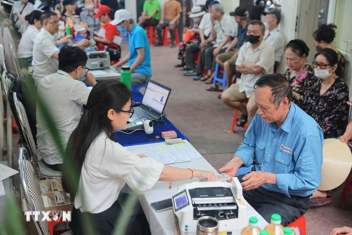 Điểm chi trả lương hưu, trợ cấp bảo hiểm xã hội phường Bạch Đằng (quận Hai Bà Trưng, Hà Nội). Ảnh: Hoàng Hiếu/TTXVN