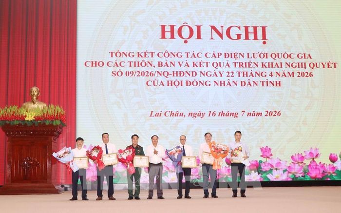 Trao Bằng khen của Chủ tịch UBND tỉnh Lai Châu cho các tập thể và cá nhân nhận có thành thích xuất sắc trong triển khai thực hiện công tác cấp điện lưới Quốc gia cho các thôn, bản. Ảnh: Nguyễn Oanh-TTXVN