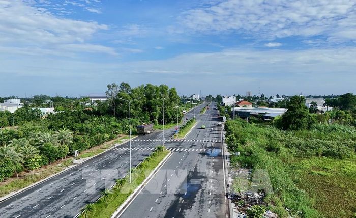 Dự án nâng cấp đường Lê Trọng Tấn với quy mô 8 làn xe đã cơ bản hoàn thành các hạng mục chính. Ảnh: Thanh Sang - TTXVN