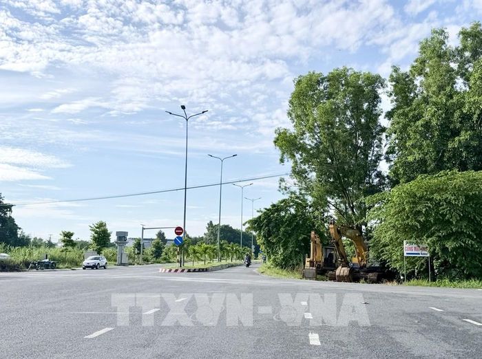 Đường Lê Trọng Tấn chưa thể kết nối toàn tuyến do vẫn còn một phần mặt bằng chưa được bàn giao, vướng một số trường hợp lấn chiếm đất công. Ảnh: Thanh Sang - TTXVN