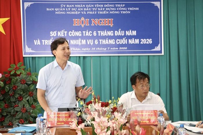 Ông Hồ Vĩnh Quan, Giám đốc Ban Quản lý dự án đầu tư xây dựng công trình nông nghiệp và phát triển nông thôn Đồng Tháp báo cáo phương hướng thực hiện nhiệm vụ cuối năm 2026. Ảnh: Hồng Nhung - TTXVN
