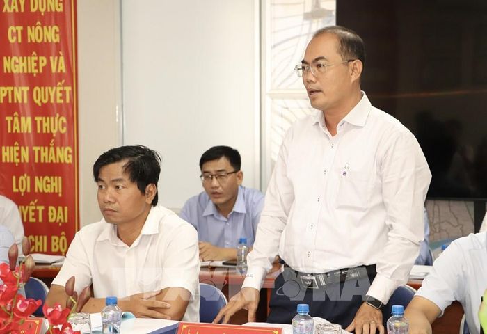 Ông Nguyễn Đức Thịnh, Phó Giám đốc Sở Nông nghiệp và Môi trường tỉnh Đồng Tháp báo cáo tiến độ các công trình thủy lợi của tỉnh. Ảnh: Hồng Nhung - TTXVN