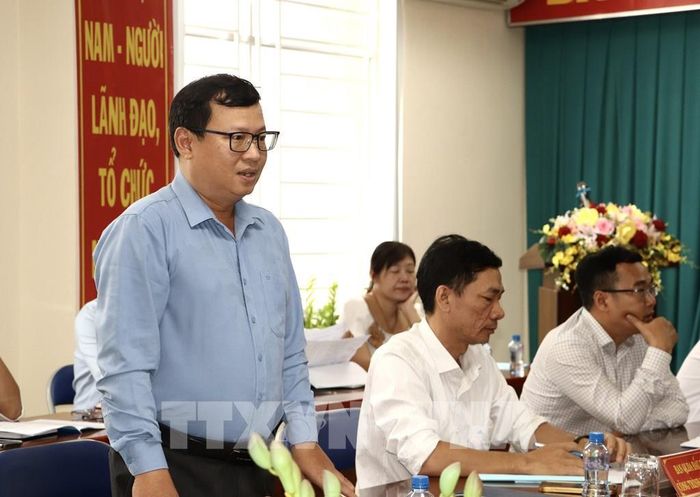 Ông Nguyễn Đàm Thanh Tuyến, Phó Giám đốc Ban Quản lý dự án đầu tư xây dựng công trình nông nghiệp và phát triển nông thôn Đồng Tháp phát biểu tại hội nghị. Ảnh: Hồng Nhung - TTXVN