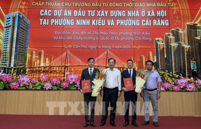 Phó Chủ tịch UBND thành phố Cần Thơ Nguyễn Văn Hòa (giữa) trao quyết định chủ trương đầu tư xây dựng 2 dự án Nhà ở xã hội. Ảnh: Nguyễn Văn Việt - TTXVN