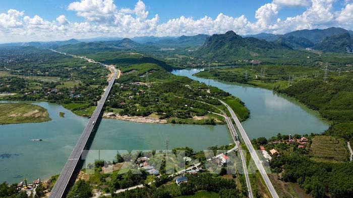 Bến phà Long Đại I và Long Đại II năm xưa nay được thay thế bằng các công trình cầu trên Quốc lộ 15, tuyến đường sắt Bắc - Nam và đường bộ cao tốc Bắc - Nam, bảo đảm giao thông thông suốt trên tuyến huyết mạch. Ảnh: Nguyên Linh – TTXVN
