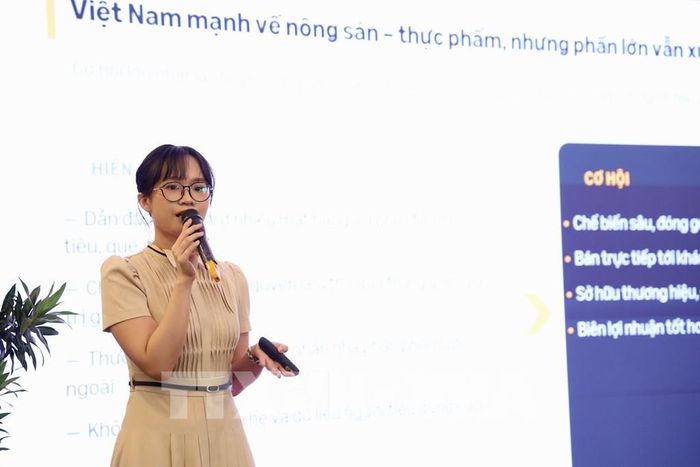 Đại diện Amazon Global Selling Việt Nam chia sẻ giải pháp xuất khẩu thông qua thương mại điện tử tại hội nghị. Ảnh: Xuân Anh -TTXVN