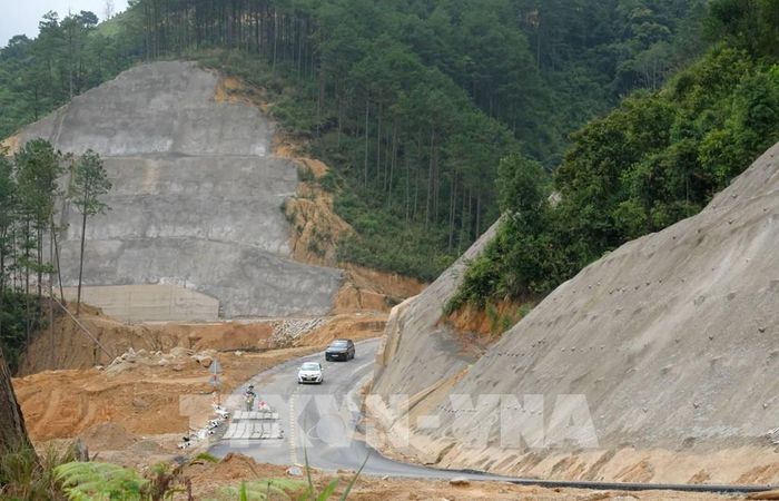Đơn vị thi công gia cố các bờ taluy dương rất cao trên tuyến ĐT722 mới thông xe kỹ thuật, mở ra mạch giao thông phía Đông Bắc, kết nối Đà Lạt – Đam Rông - Buôn Ma Thuột. Ảnh: Nguyễn Dũng – TTXVN