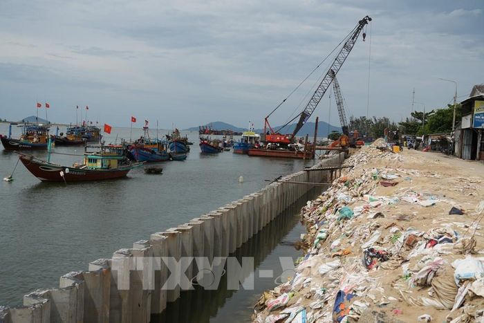 Công trường khắc phục khẩn cấp tuyến kè bảo vệ sông Thu Bồn khu vực An Lương (xã Duy Nghĩa), nơi đang được chạy đua với thời gian trước khi mùa mưa bão năm 2026 ập đến. Ảnh: Anh Dũng – TTXVN 