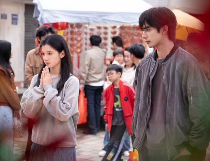 Mối quan hệ giữa Trần Dị và Miêu Tĩnh được xây dựng từ những tổn thương và sự đồng hành.