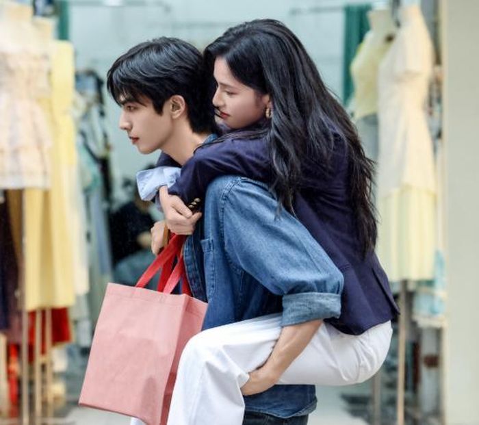 Cặp đôi chính gây chú ý nhờ phản ứng hóa học tự nhiên ngay từ những tập đầu.