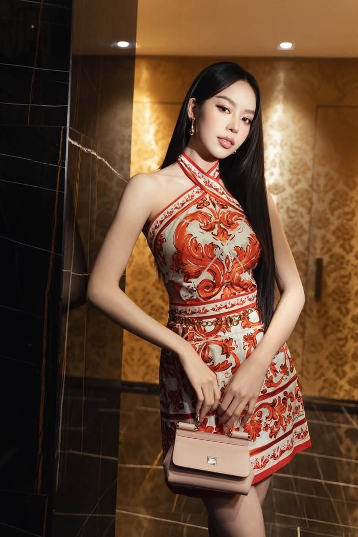 Thanh Thủy tích cực ăn diện, liên tục thay đổi diện mạo mỗi khi xuất hiện trước công chúng. Ảnh: FBNV