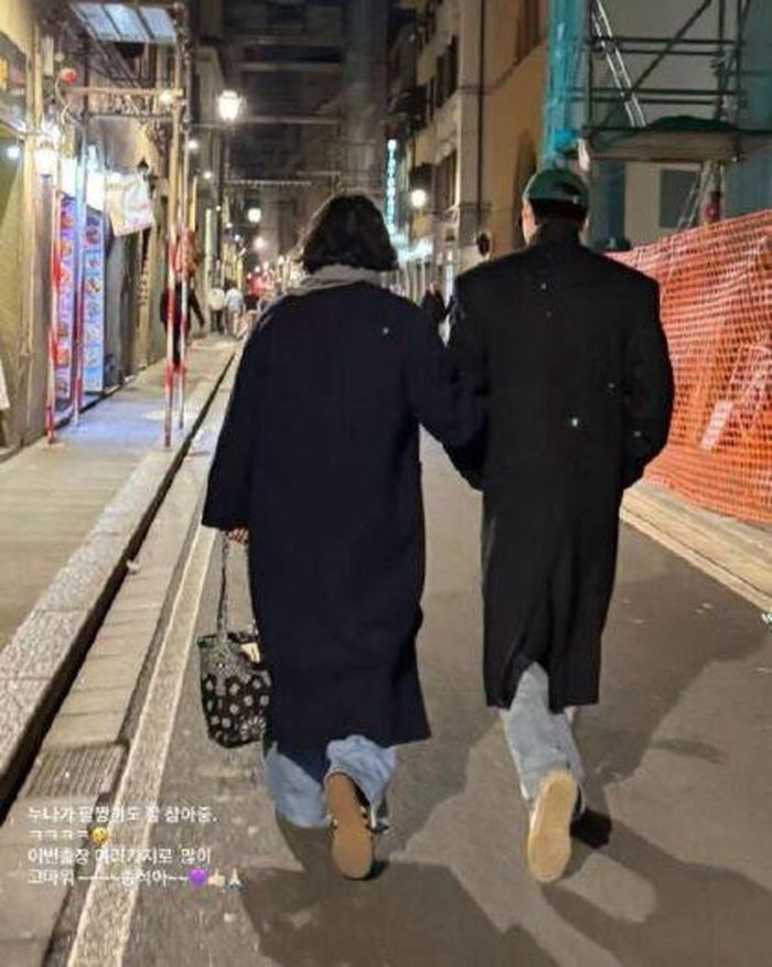 Bức ảnh làm dấy lên hàng loạt đồn đoán về Lee Jong Suk. (Nguồn: Koreaboo)