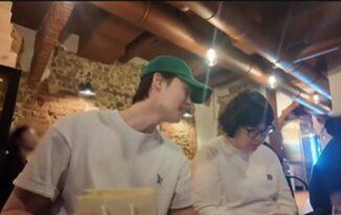 Người phụ nữ trong bức ảnh được xác nhận là stylist lâu năm của Lee Jong Suk. (Nguồn: Koreaboo)